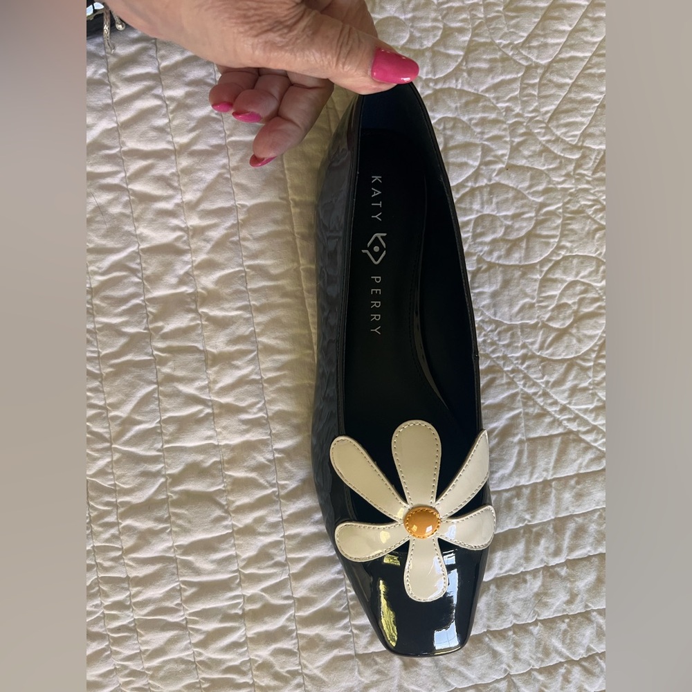 Katy Perry Collections Black Patent Flats with White Daisy and Yellow Center - Picture 3 of 4